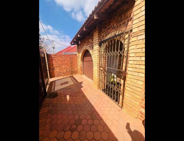 2 BEDROOM HOUSE FOR SALE IN TSHEPISONG